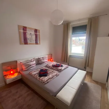 Altbau Stylisch, Zentral Modern Mit Balkon Mitten In 아파트
