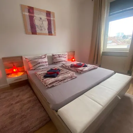 Altbau Stylisch, Zentral Modern Mit Balkon Mitten In